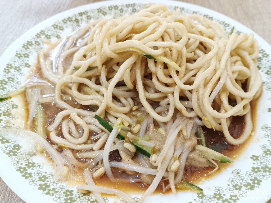 屏東任家涼麵 松山美食 台灣小吃 涼麵 蛋花湯 民生社區美食 他的涼麵一吃就知道完全是自製的，麵條非常粗，咬起來十分有嚼勁。麵的溫度比較低，吃起來帶有一種清涼的感覺。由於醬汁的口味比較重，也比較溼，所以簡單的攪拌，就能拌得很均勻，涼麵就能有足夠的味道。 @在地探索的阿府台北美食