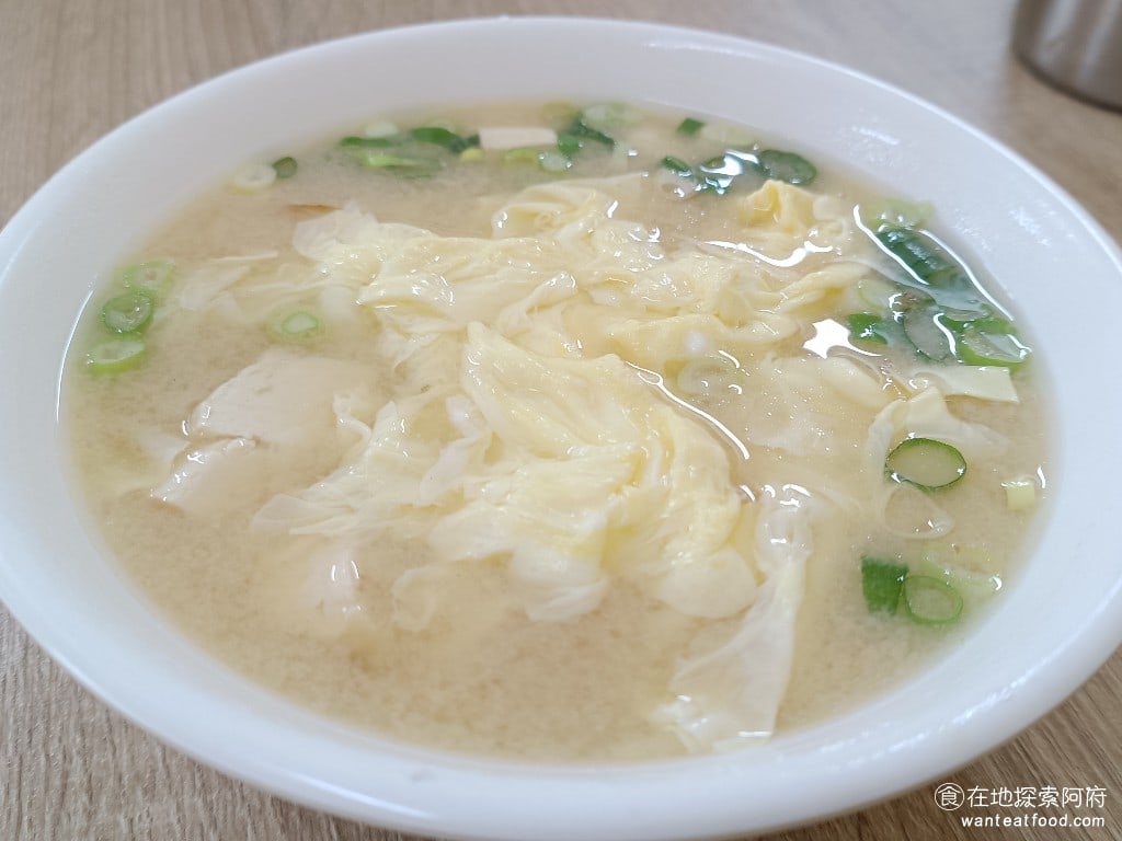 屏東任家涼麵 松山美食 台灣小吃 涼麵 蛋花湯 民生社區美食 味噌蛋花湯 45 元 味噌蛋花湯喝起來帶有微微的甜味，裡面有滿滿的豆腐和蛋花、蔥花。 @在地探索的阿府台北美食