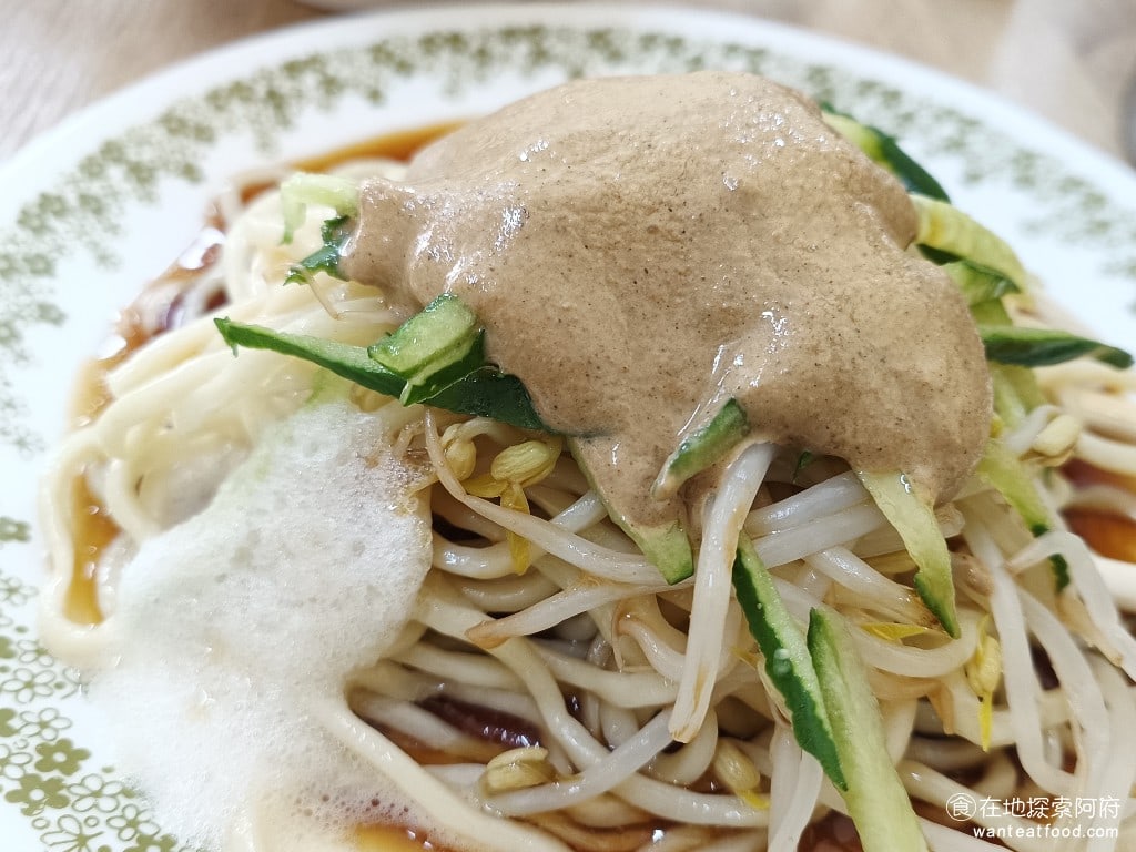 屏東任家涼麵 松山美食 台灣小吃 涼麵 蛋花湯 民生社區美食 涼麵上加了三種醬料，最上面的是麻醬，旁邊白色的是蒜泥，底部則是醬油。涼麵整提味道偏重口味，底部的醬汁酸味十足，應該是加了不少醋。旁邊的搭配蒜來提味，吃起來味道夠嗆。 @在地探索的阿府台北美食