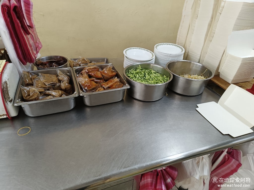 屏東任家涼麵 松山美食 台灣小吃 涼麵 蛋花湯 民生社區美食 不管是內用還是外帶，這裡等餐的時間都非常短，店員上菜速度超快，我們才剛畫完菜單，不到 10 秒，餐點就都上桌了。 @在地探索的阿府台北美食