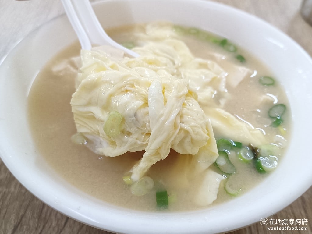 屏東任家涼麵 松山美食 台灣小吃 涼麵 蛋花湯 民生社區美食 蛋花吃起來非常滑嫩順口，蛋花應該有整顆蛋的份量，而且蛋花吃起來非常扎實，和某些涼麵店的那種散蛋吃起來不一樣，這裡的蛋花吃起來真的不太一樣。 @在地探索的阿府台北美食