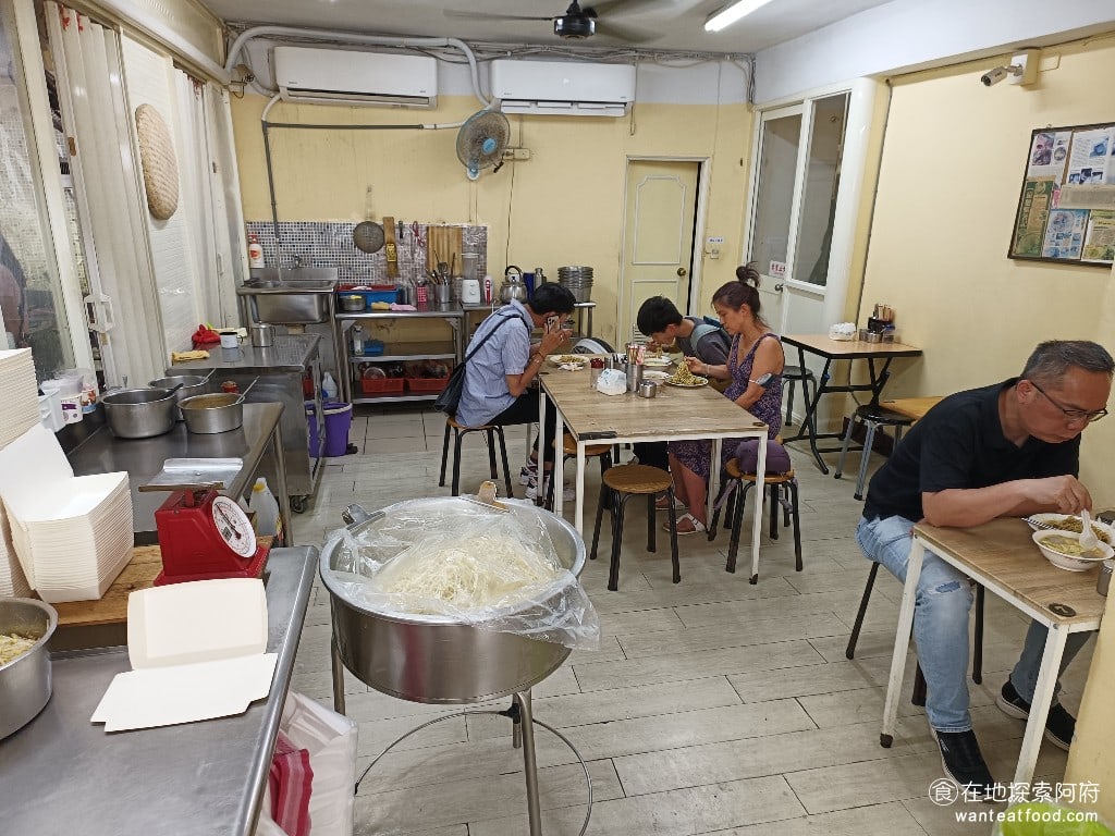 屏東任家涼麵 松山美食 台灣小吃 涼麵 蛋花湯 民生社區美食 店內的環境非常乾淨，分為室內和室外的座位，天氣比較熱，所以我們坐在室內，室內冷氣開得非常涼爽。不怕熱的人也可以坐在室外，享受民生社區安靜的環境。 @在地探索的阿府台北美食