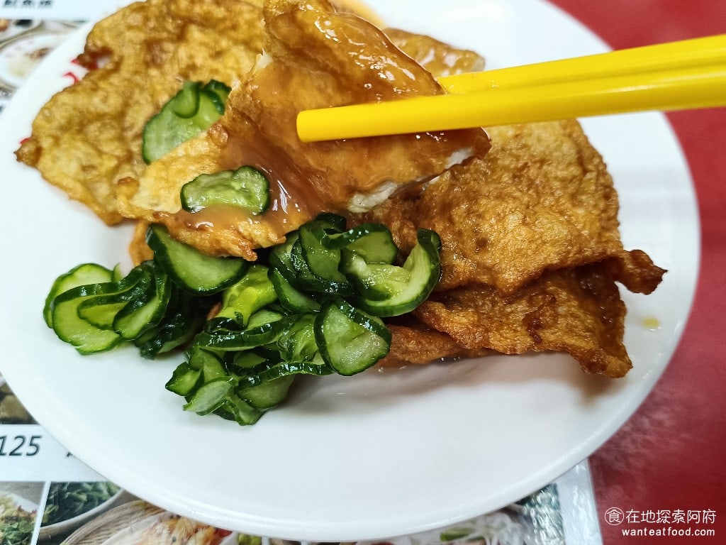 忠誠號蚵仔煎 士林美食 劍潭美食 台灣小吃 天婦羅吃起來不難吃只不過個人期待的是口感更脆的天婦羅他的天婦羅外皮並沒有炸的很脆吃起來口感偏軟上面加了醃製的小黃瓜吃起來非常清爽