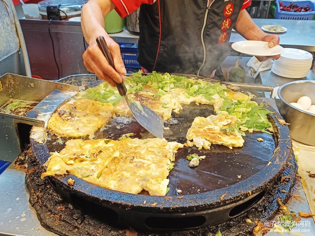 忠誠號蚵仔煎 士林美食 劍潭美食 台灣小吃 雖然這一間店在Google地圖上的評論分數很低但他的生意依舊是非常好平日晚上來吃一樣要排隊