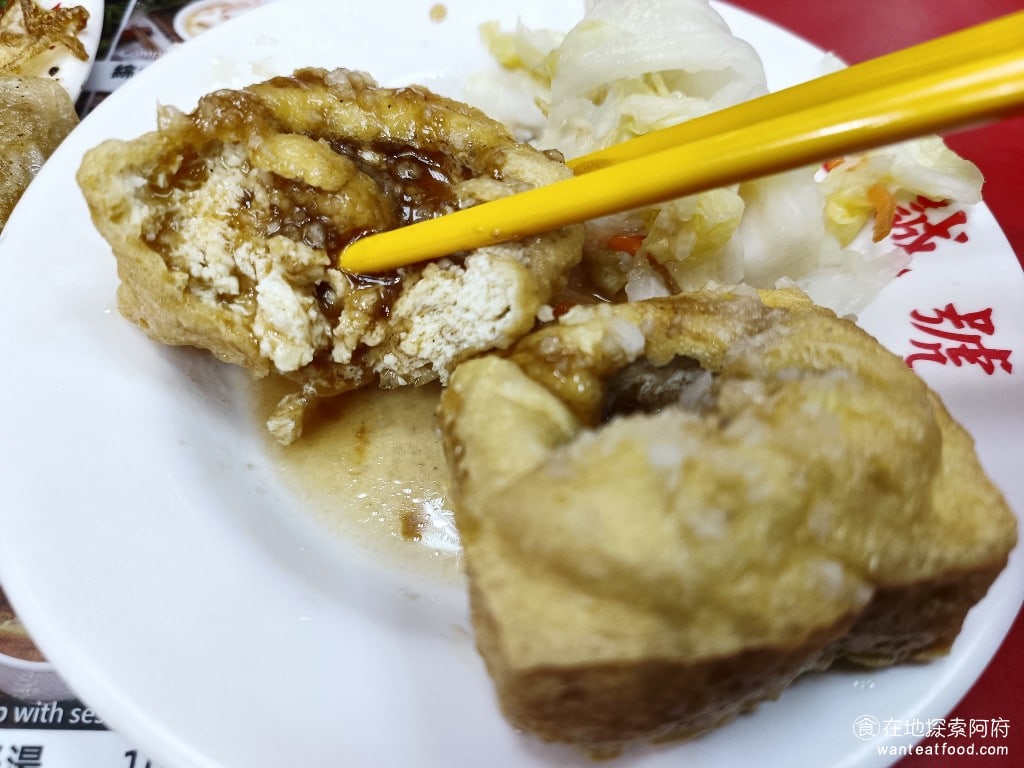 忠誠號蚵仔煎 士林美食 劍潭美食 台灣小吃 他的臭豆腐個人覺得完全不合格一點臭味都沒有而且醬汁也沒有味道並且他的外皮一點都不脆吃起來非常糟糕算是很雷的一個餐點