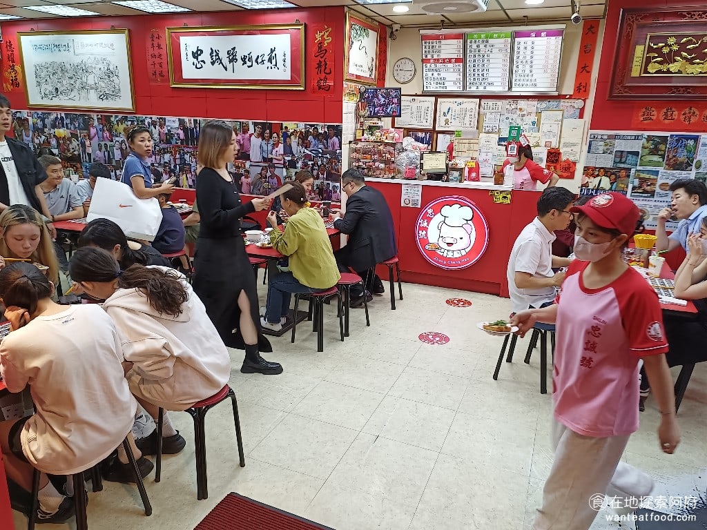 忠誠號蚵仔煎 士林美食 劍潭美食 台灣小吃 只有內用的人才需要在店外排隊如果你是要外帶的話直接走進店內到櫃檯點餐就可以了