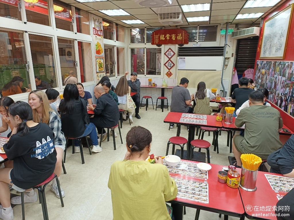 忠誠號蚵仔煎 士林美食 劍潭美食 台灣小吃 整間店從外面看的時候看起來很大但因為有三分之一都是廚房所以座位區只有三分之二店內有分成室內座位還是外座位如果不想等的話就可以直接做室外的座位