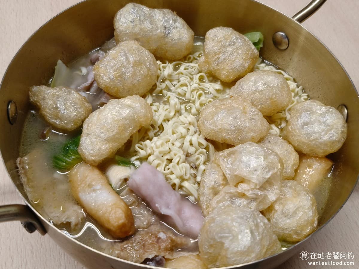 賴山嶼麻辣燙左營環球店 賴山嶼麻辣燙左營環球店菜單 賴山嶼麻辣燙左營環球店推薦 美食 青花椒雞白湯 點的是招牌的青花椒雞白湯底,是以雞白湯為主,然後分別加上不同的口味。其他的有番茄、菌菇、麻辣,不想吃太重口味的人,可以點番茄或是菌菇。 @在地老饕阿府