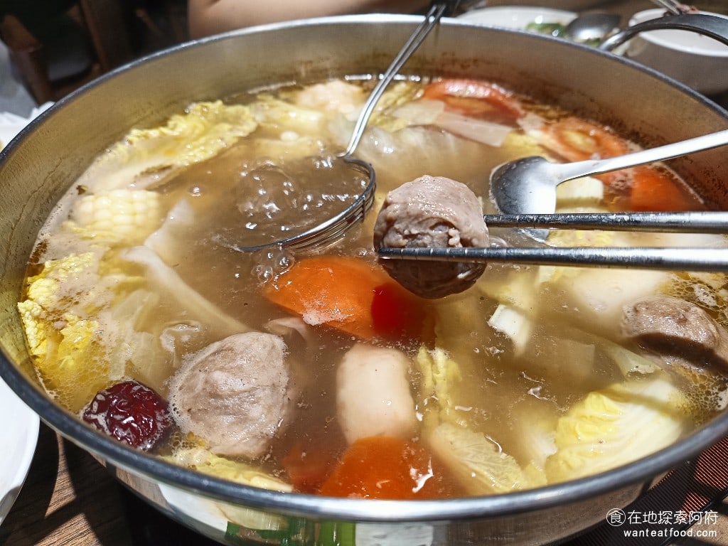 宣牛溫體牛肉火鍋(復興店),宣牛溫體牛肉火鍋(復興店)菜單,宣牛溫體牛肉火鍋(復興店)價格,中山區美食,中山美食,中山國中美食,台灣小吃,牛肉火鍋,熱炒,熱炒 牛肉丸子 牛肉丸吃起來也很特別，因為是從台南直送的手工製品，完全吃不到冷凍肉丸的感覺。吃起來鮮嫩多汁，咬下去還有湯汁流出。火鍋料除了牛肉丸之外，還有花枝丸和魚餃，《宣牛溫體牛肉火鍋-復興店》的每一種火鍋料品質都非常好，吃起來也非常新鮮。 @在地探索的阿府美食世界