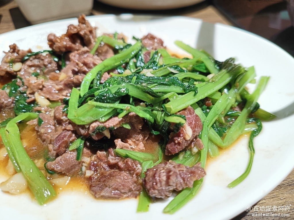 宣牛溫體牛肉火鍋(復興店),宣牛溫體牛肉火鍋(復興店)菜單,宣牛溫體牛肉火鍋(復興店)價格,中山區美食,中山美食,中山國中美食,台灣小吃,牛肉火鍋,熱炒,熱炒 這是經典的台式熱炒組合，空心菜配上牛肉，空心菜吃起來非常爽脆，牛肉則是部分軟嫩，但有些吃起來有一點硬，個人覺得牛肉再軟一點會更好。 @在地探索的阿府美食世界