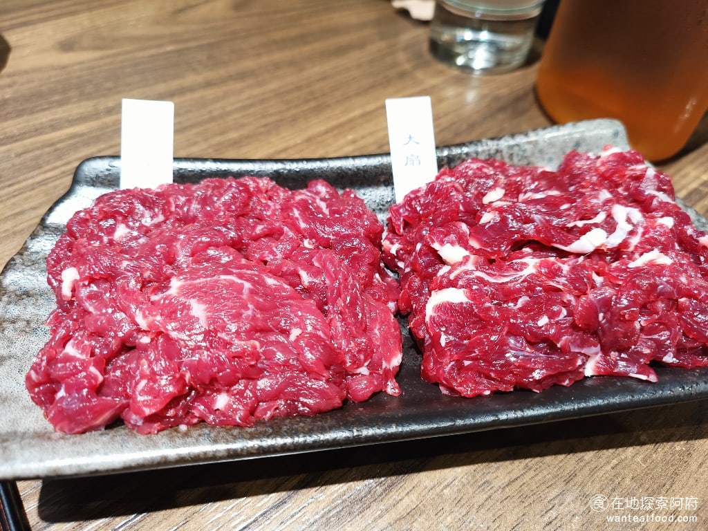 宣牛溫體牛肉火鍋(復興店),宣牛溫體牛肉火鍋(復興店)菜單,宣牛溫體牛肉火鍋(復興店)價格,中山區美食,中山美食,中山國中美食,台灣小吃,牛肉火鍋,熱炒,熱炒 嫩肉和大扇 個人覺得嫩肉是這裡面吃起來口感最好的肉，肉質呈現片狀，口感非常有嚼勁，顏色鮮紅宛如紅寶石一樣，輕輕涮個 5 秒左右，就能達到最理想的熟度。 @在地探索的阿府美食世界