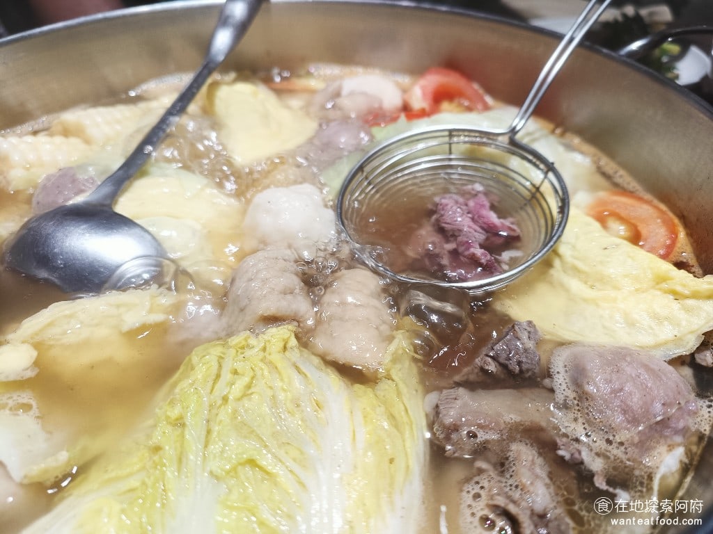 宣牛溫體牛肉火鍋(復興店),宣牛溫體牛肉火鍋(復興店)菜單,宣牛溫體牛肉火鍋(復興店)價格,中山區美食,中山美食,中山國中美食,台灣小吃,牛肉火鍋,熱炒,熱炒 不同部位的牛肉，吃起來口感不一樣，但只要注意在煮的時候，不要煮過久，不然會馬上從軟變成硬。肉質吃起來都非常鮮嫩，確實和台南道地的牛肉火鍋味道非常接近。牛肉鍋的湯頭走的是清淡的路線，搭配著上等牛肉，吃的時候完全可以感受到牛肉原始的味道，但如果是重口味的人，就會覺得湯頭的味道太淡。 @在地探索的阿府美食世界