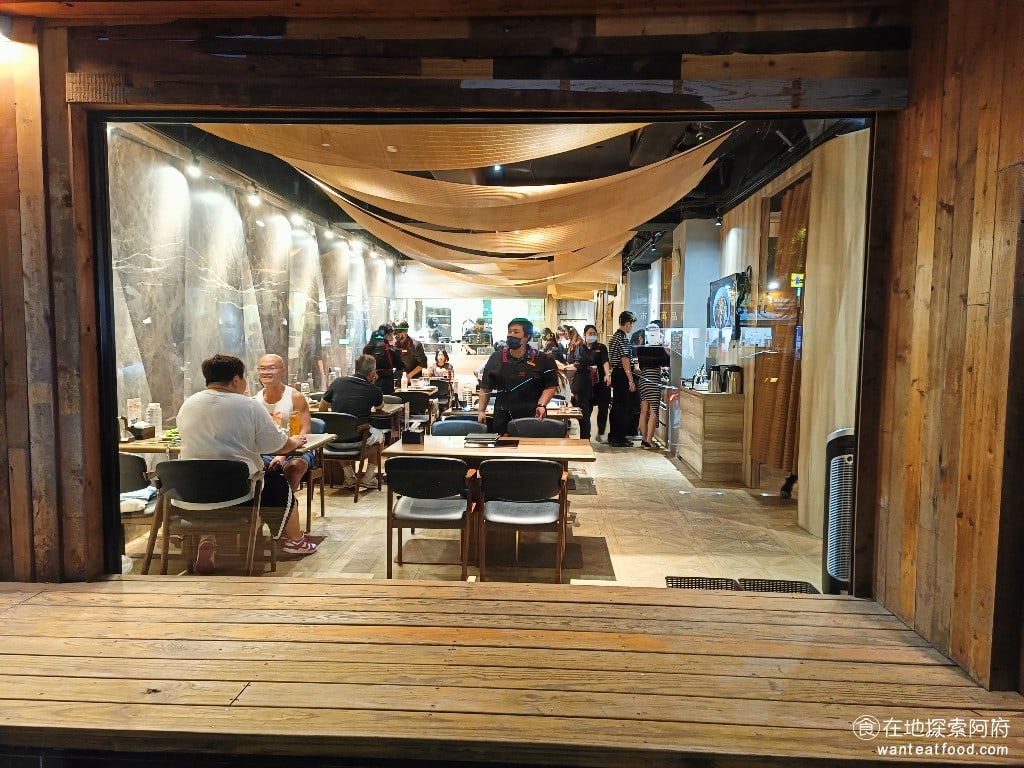 宣牛溫體牛肉火鍋(復興店),宣牛溫體牛肉火鍋(復興店)菜單,宣牛溫體牛肉火鍋(復興店)價格,中山區美食,中山美食,中山國中美食,台灣小吃,牛肉火鍋,熱炒,熱炒 《宣牛溫體牛肉火鍋-復興店》開幕於 2021 年，是宣牛溫體牛肉火鍋的第一間店，後來在 2023 年，更在復興南路上國父紀念館旁邊開了第二間店，可見生意非常好。 @在地探索的阿府美食世界