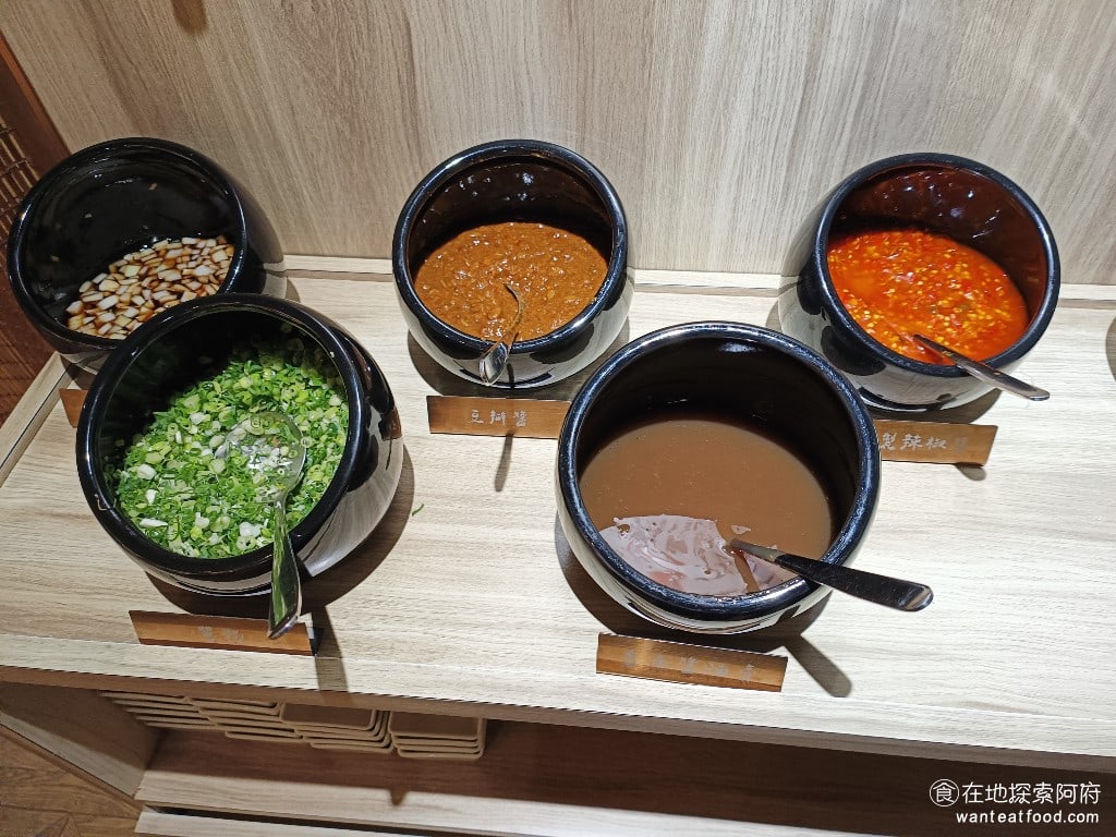 宣牛溫體牛肉火鍋(復興店),宣牛溫體牛肉火鍋(復興店)菜單,宣牛溫體牛肉火鍋(復興店)價格,中山區美食,中山美食,中山國中美食,台灣小吃,牛肉火鍋,熱炒,熱炒 醬料有：醬油、洋蔥、蔥花、豆瓣醬、台南醬油膏、特製辣椒醬、薑絲醬和沙茶醬。 @在地探索的阿府美食世界