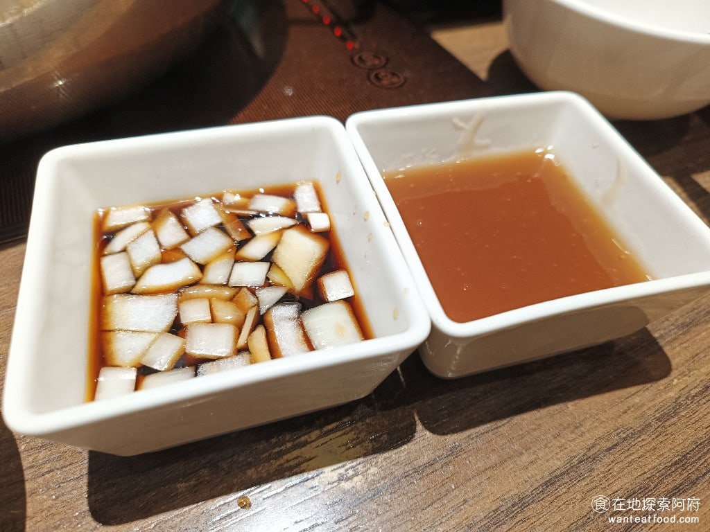 宣牛溫體牛肉火鍋(復興店),宣牛溫體牛肉火鍋(復興店)菜單,宣牛溫體牛肉火鍋(復興店)價格,中山區美食,中山美食,中山國中美食,台灣小吃,牛肉火鍋,熱炒,熱炒 醬油加洋蔥和台南醬油膏 這個醬油膏裡面加了甘草，而且也加了非常多的糖，兩個醬油膏的味道都特別的甜，確實是台南的口味。 @在地探索的阿府美食世界
