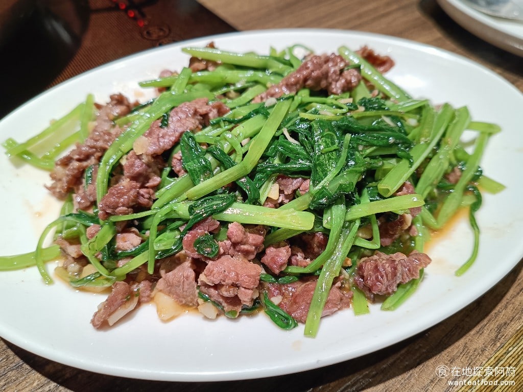 宣牛溫體牛肉火鍋(復興店),宣牛溫體牛肉火鍋(復興店)菜單,宣牛溫體牛肉火鍋(復興店)價格,中山區美食,中山美食,中山國中美食,台灣小吃,牛肉火鍋,熱炒,熱炒 空心菜炒牛肉 《宣牛溫體牛肉火鍋-復興店》不只是吃火鍋，還有一個很棒的特色，就是有豐富的熱炒菜。 @在地探索的阿府美食世界