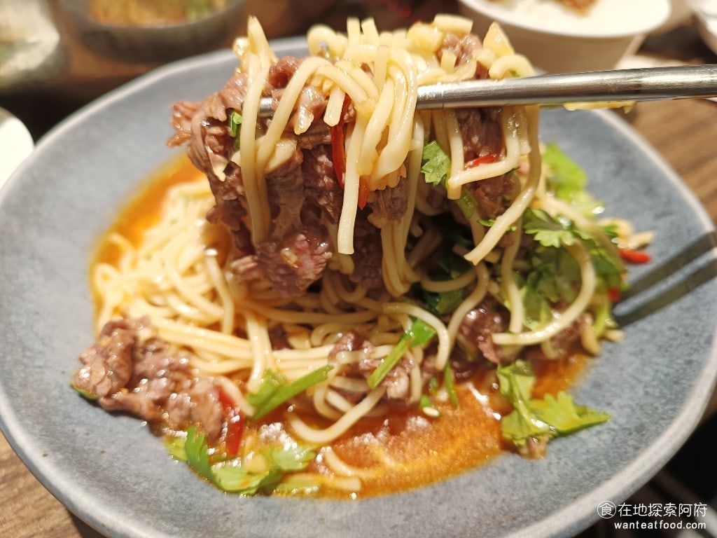 宣牛溫體牛肉火鍋(復興店),宣牛溫體牛肉火鍋(復興店)菜單,宣牛溫體牛肉火鍋(復興店)價格,中山區美食,中山美食,中山國中美食,台灣小吃,牛肉火鍋,熱炒,熱炒 裡面拌了滿滿的蔥和蒜，還有芹菜，拌麵的醬汁是用台南醬油膏去炒的，所以吃起來微甜，整碗麵吃起來很清涼，所以非常順口。 @在地探索的阿府美食世界