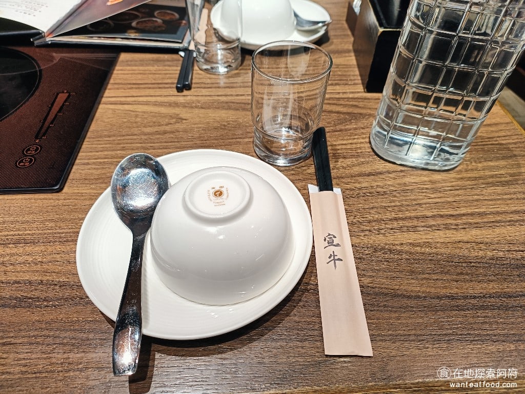宣牛溫體牛肉火鍋(復興店),宣牛溫體牛肉火鍋(復興店)菜單,宣牛溫體牛肉火鍋(復興店)價格,中山區美食,中山美食,中山國中美食,台灣小吃,牛肉火鍋,熱炒,熱炒 桌上的餐具 @在地探索的阿府美食世界