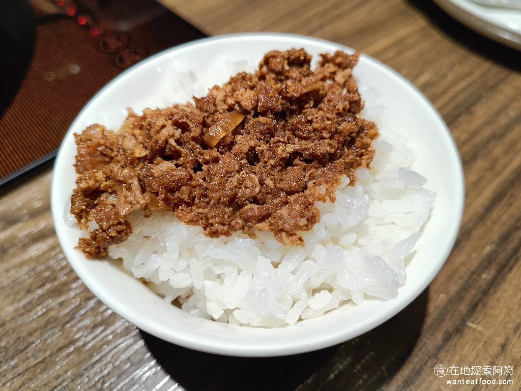 宣牛溫體牛肉火鍋(復興店),宣牛溫體牛肉火鍋(復興店)菜單,宣牛溫體牛肉火鍋(復興店)價格,中山區美食,中山美食,中山國中美食,台灣小吃,牛肉火鍋,熱炒,熱炒 牛肉肉燥飯 白飯可以加 10 元，升級成牛肉肉燥飯。味道吃起來比較乾，因為全部都是瘦肉，個人有在台南吃過肥肉比較多的牛肉肉燥飯，因此覺得這一碗飯比較普通。 @在地探索的阿府美食世界