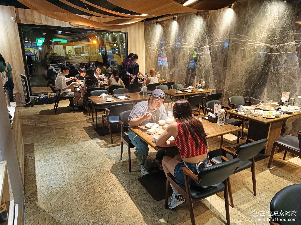 宣牛溫體牛肉火鍋(復興店),宣牛溫體牛肉火鍋(復興店)菜單,宣牛溫體牛肉火鍋(復興店)價格,中山區美食,中山美食,中山國中美食,台灣小吃,牛肉火鍋,熱炒,熱炒 每張桌子的間距都非常寬敞，店內完全不會感覺到擁擠，而且桌子的麵積也非常大，坐起來很舒適。 @在地探索的阿府美食世界