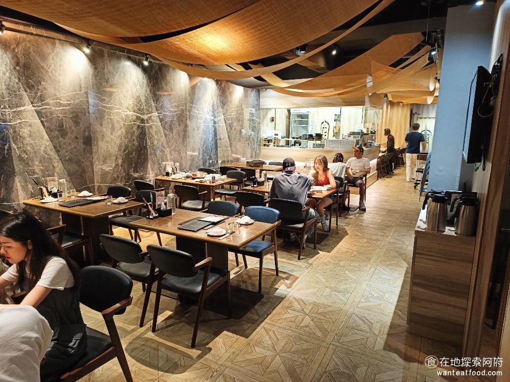 宣牛溫體牛肉火鍋(復興店),宣牛溫體牛肉火鍋(復興店)菜單,宣牛溫體牛肉火鍋(復興店)價格,中山區美食,中山美食,中山國中美食,台灣小吃,牛肉火鍋,熱炒,熱炒 《宣牛溫體牛肉火鍋-復興店》，座位並不多，因為生意非常好，所以建議要提早訂位。走進店內，可以感受到溫馨又有質感的用餐環境，空間規劃得相當寬敞舒適。 @在地探索的阿府美食世界