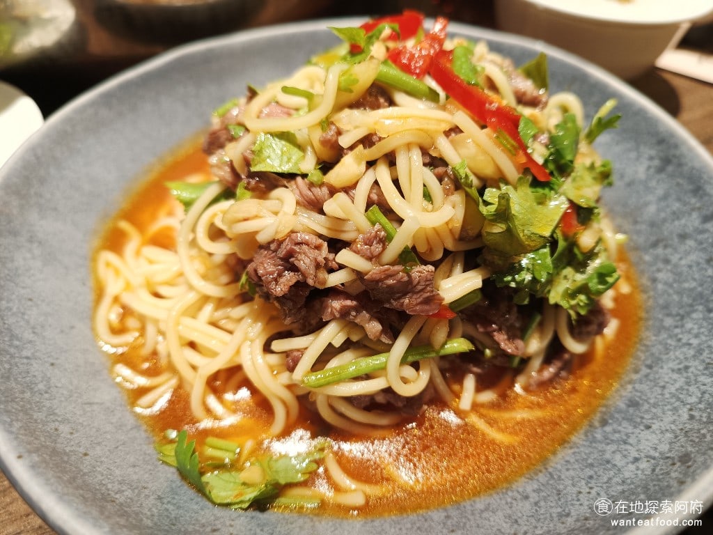 宣牛溫體牛肉火鍋(復興店),宣牛溫體牛肉火鍋(復興店)菜單,宣牛溫體牛肉火鍋(復興店)價格,中山區美食,中山美食,中山國中美食,台灣小吃,牛肉火鍋,熱炒,熱炒 香菜辣牛肉拌麵 這碗麵我個人超級推薦，我覺得是所有餐點中，味道最棒的，吃起來完全不會辣。 @在地探索的阿府美食世界