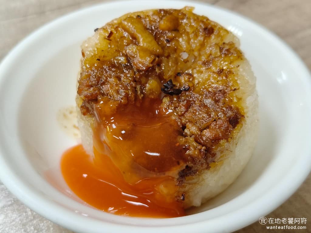 陳記米糕 陳記米糕菜單 陳記米糕推薦 信義區美食 信義美食 undefined美食 台灣小吃 筒子米糕 不過醬汁的味道比較特別,不一定每個人都能接受,建議先少淋一點,試試再調整,可以搭配桌上辣醬一起吃,整體風味會更有層次。 @在地老饕阿府