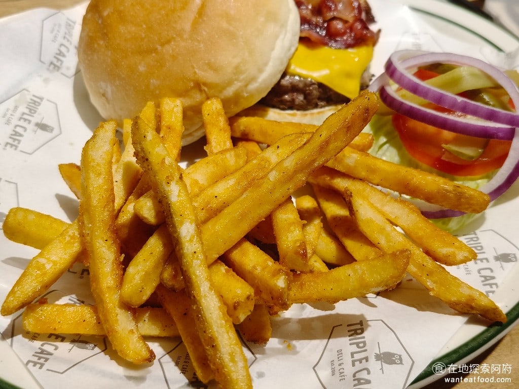 Triple,Cafe,Triple,Cafe菜單,Triple,Cafe價格,內湖區美食,內湖美食,大湖公園美食,美式料理,漢堡,義式料理,義大利麵,燉飯 漢堡富的炸薯條 薯條的份量給得非常澎湃，外皮非常香脆，吃起來還不錯。 @在地阿府的美食世界