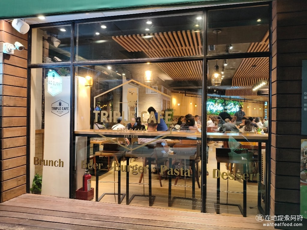 Triple,Cafe,Triple,Cafe菜單,Triple,Cafe價格,內湖區美食,內湖美食,大湖公園美食,美式料理,漢堡,義式料理,義大利麵,燉飯 《Triple Cafe》正好在捷運大湖公園站 1 號出口走過來，只要 3 分鐘就能到達，路邊也有很多停車格可以停。如果找不到停車位，也可以停在大湖公園的地下停車場。 @在地阿府的美食世界