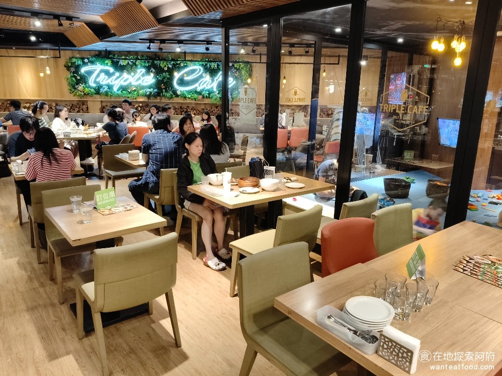 Triple,Cafe,Triple,Cafe菜單,Triple,Cafe價格,內湖區美食,內湖美食,大湖公園美食,美式料理,漢堡,義式料理,義大利麵,燉飯 店內的座位安排也非常多樣，有雙人座、適合家庭聚餐的大圓桌，還有沙發座椅。人多客滿的時候，會覺得講話聲音比較大。除了店內的座位之外，《Triple Cafe》還有戶外用餐區，特別適合帶寵物來用餐的人。 @在地阿府的美食世界