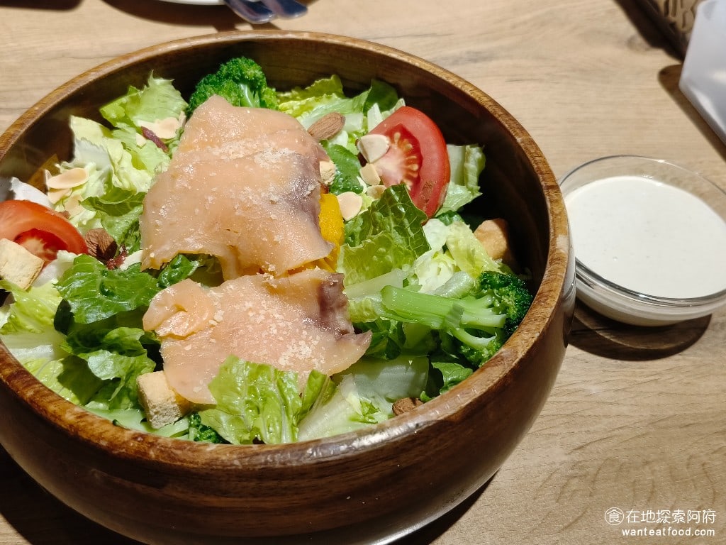 Triple,Cafe,Triple,Cafe菜單,Triple,Cafe價格,內湖區美食,內湖美食,大湖公園美食,美式料理,漢堡,義式料理,義大利麵,燉飯 燻鮭魚蘿蔓凱撒沙拉 沙拉的份量給得非常多，裡面有滿滿的生菜、南瓜、番茄、花椰菜，煙燻鮭魚片也給得非常大方，肉質非常鮮美。 @在地阿府的美食世界