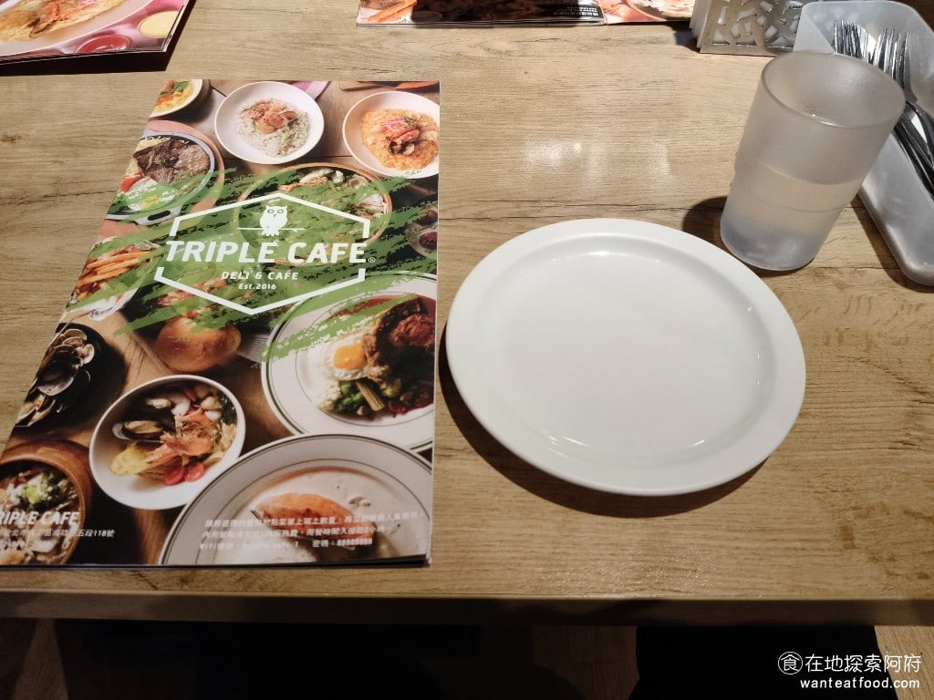 Triple,Cafe,Triple,Cafe菜單,Triple,Cafe價格,內湖區美食,內湖美食,大湖公園美食,美式料理,漢堡,義式料理,義大利麵,燉飯 桌面的餐具 @在地阿府的美食世界