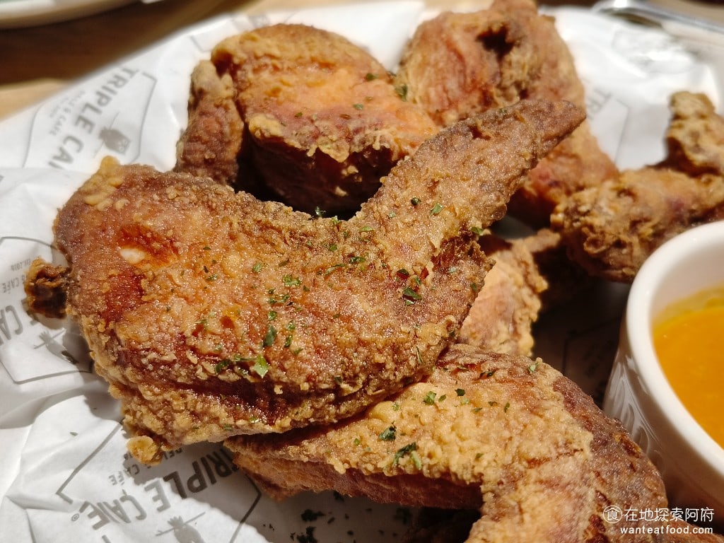 Triple,Cafe,Triple,Cafe菜單,Triple,Cafe價格,內湖區美食,內湖美食,大湖公園美食,美式料理,漢堡,義式料理,義大利麵,燉飯 水牛城辣味炸雞翅 外皮炸得非常酥脆，裡面的肉質口感也非常軟嫩，如果怕辣的話，建議不要沾醬，因為辣醬的味道特別辣。 @在地阿府的美食世界