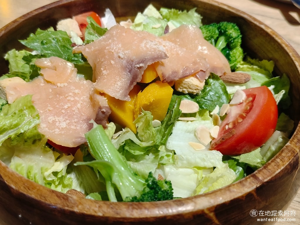 Triple,Cafe,Triple,Cafe菜單,Triple,Cafe價格,內湖區美食,內湖美食,大湖公園美食,美式料理,漢堡,義式料理,義大利麵,燉飯 鹹香的鮭魚，和清爽的蔬菜，搭配得非常好。 @在地阿府的美食世界
