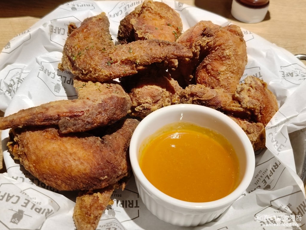 Triple,Cafe,Triple,Cafe菜單,Triple,Cafe價格,內湖區美食,內湖美食,大湖公園美食,美式料理,漢堡,義式料理,義大利麵,燉飯 炸雞翅口感上來說是還不錯，只不過裡面的雞肉，感覺醃得不夠味，所以味道比較淡。 @在地阿府的美食世界