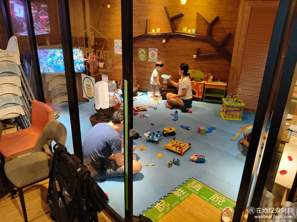 Triple,Cafe,Triple,Cafe菜單,Triple,Cafe價格,內湖區美食,內湖美食,大湖公園美食,美式料理,漢堡,義式料理,義大利麵,燉飯 《Triple Cafe》最大的特色，就是對親子以及寵物的友善態度，特地為兒童打造了兒童遊戲間，雖然空間不大，但裡面有各式各樣的玩具、圖書、繪本，還有電視播放卡通節目。坐在遊戲區旁邊會比較吵一點，光是聽兒童遊玩的聲音就知道他們玩得非常開心。 @在地阿府的美食世界