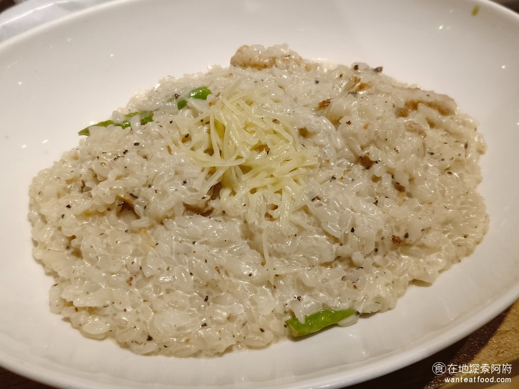 Triple,Cafe,Triple,Cafe菜單,Triple,Cafe價格,內湖區美食,內湖美食,大湖公園美食,美式料理,漢堡,義式料理,義大利麵,燉飯 黑松露奶油雞肉燉飯 我們幾年前每次來《Triple Cafe》，都會點他的松露奶油燉飯，因為味道非常濃印象深刻，但這一次來，感覺味道也變淡了。 @在地阿府的美食世界