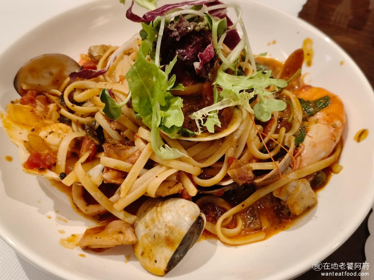 那比餐坊 那比餐坊菜單 那比餐坊推薦 中山區美食 中山美食 大直美食 義式料理 義大利麵 海鮮義大利麵茄汁 一上桌就是滿滿的海鮮香氣,裡面有鮮蝦、蛤蜊。因為這裡沒有前菜沙拉,所以麵上面放了一些生菜做平衡,還不錯。 @在地老饕阿府