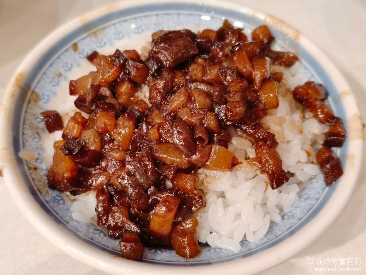 小王煮瓜 小王煮瓜菜單 小王煮瓜推薦 萬華區美食 萬華美食 龍山寺美食 台灣小吃 瓜仔肉湯 魯肉飯 滷肉飯 招牌的黑金滷肉飯,滷肉是切成小方塊的帶皮肥肉,長時間滷到幾乎化開,滷汁鹹香不死鹹,入口滑順,尾韻還帶一點回甘。 @在地老饕阿府