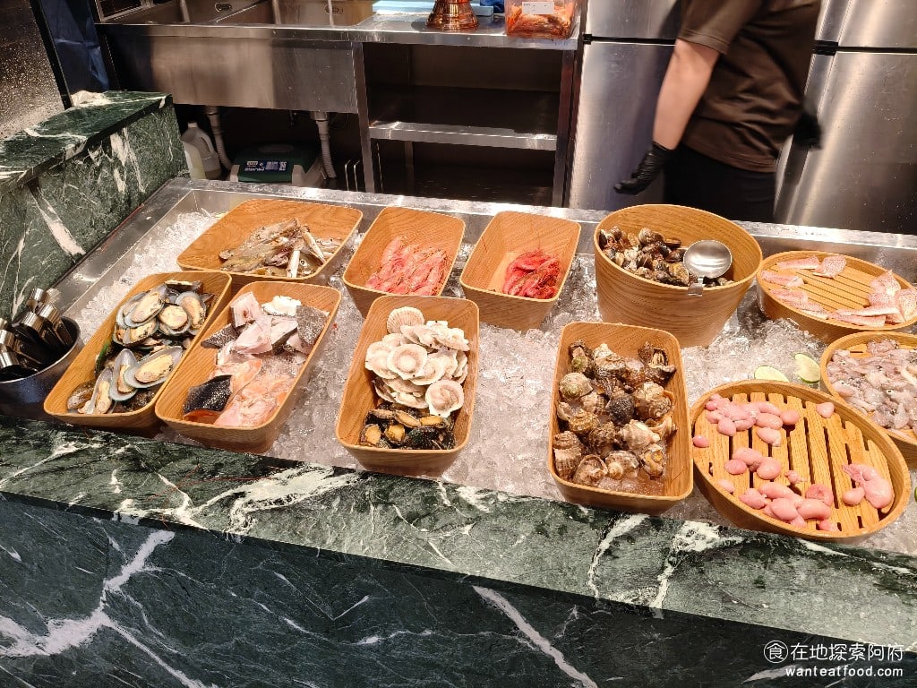饗麻饗辣PLUS,LALAPORT南港店,饗麻饗辣PLUS,LALAPORT南港店菜單,饗麻饗辣PLUS,LALAPORT南港店價格,南港區美食,南港美食,南港軟體園區美食,燒肉料理,火鍋,自助ㄅ,自助吧,自助吧 海鮮區 海鮮區是讓人眼睛一亮的地方，活蝦是《饗麻饗辣 lalaport南港店》的招牌，肉質吃起來非常的軟嫩、甘甜，螃蟹的味道也很棒，肉質厚實且飽滿，龍膽石斑吃起來非常的新鮮，品質也很不錯。 @在地探索的阿府美食世界