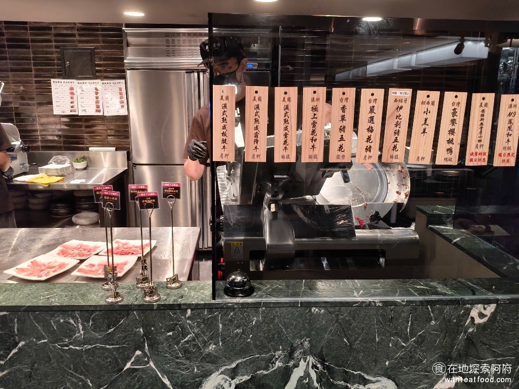 饗麻饗辣PLUS,LALAPORT南港店,饗麻饗辣PLUS,LALAPORT南港店菜單,饗麻饗辣PLUS,LALAPORT南港店價格,南港區美食,南港美食,南港軟體園區美食,燒肉料理,火鍋,自助ㄅ,自助吧,自助吧 每一個座位，都會提供三個夾子，若要點肉品，可以來到肉品區，將夾子掛在你想要的肉品上，服務生會直接將你點的肉品送上桌。 @在地探索的阿府美食世界