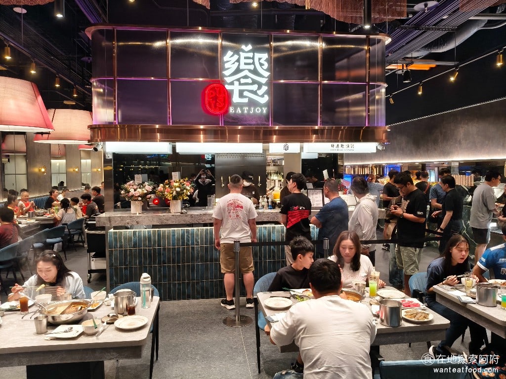 饗麻饗辣PLUS,LALAPORT南港店,饗麻饗辣PLUS,LALAPORT南港店菜單,饗麻饗辣PLUS,LALAPORT南港店價格,南港區美食,南港美食,南港軟體園區美食,燒肉料理,火鍋,自助ㄅ,自助吧,自助吧 《饗麻饗辣 lalaport南港店》最大的特色就是這樣吃到飽發揮得淋漓盡致，不只是火鍋的吃到飽，還有火鍋加海鮮、壽司、熟食，加上甜點和飲料，這樣全方位的自助吧體驗。《饗麻饗辣 lalaport南港店》剛開幕，人氣就特別高，各大媒體和美食部落客都紛紛前往來開箱，可見這間店在南部有多麼的有名。 @在地探索的阿府美食世界