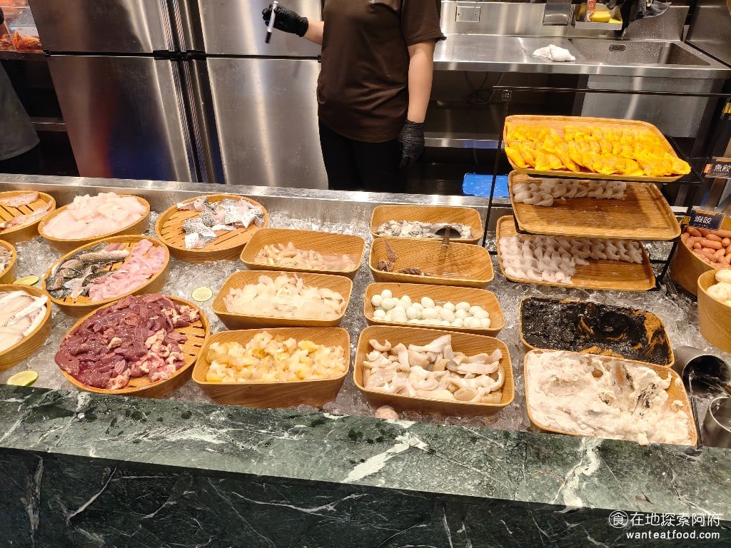 饗麻饗辣PLUS,LALAPORT南港店,饗麻饗辣PLUS,LALAPORT南港店菜單,饗麻饗辣PLUS,LALAPORT南港店價格,南港區美食,南港美食,南港軟體園區美食,燒肉料理,火鍋,自助ㄅ,自助吧,自助吧 火鍋料也是精挑細選過的，包含魚餃、蛋餃、燕餃，吃起來的味道也都非常不錯。 @在地探索的阿府美食世界