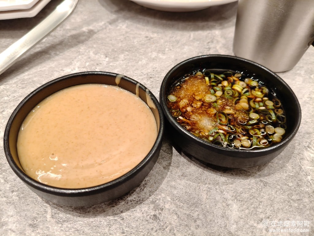 饗麻饗辣PLUS,LALAPORT南港店,饗麻饗辣PLUS,LALAPORT南港店菜單,饗麻饗辣PLUS,LALAPORT南港店價格,南港區美食,南港美食,南港軟體園區美食,燒肉料理,火鍋,自助ㄅ,自助吧,自助吧 日式醬油和胡麻醬 醬料的種類，提供的還蠻多的，可以說是應有盡有。 @在地探索的阿府美食世界
