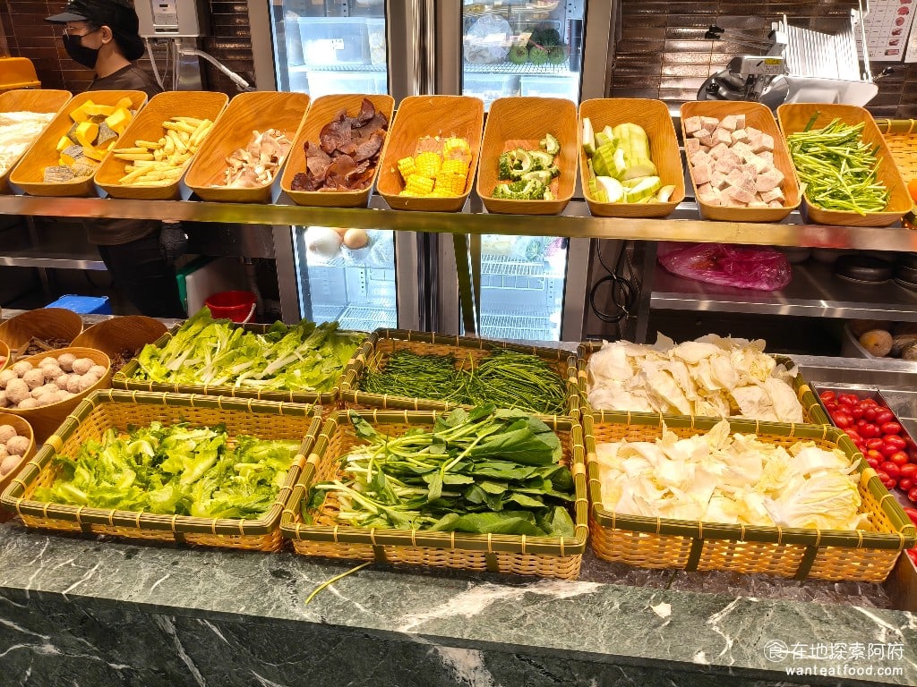 饗麻饗辣PLUS,LALAPORT南港店,饗麻饗辣PLUS,LALAPORT南港店菜單,饗麻饗辣PLUS,LALAPORT南港店價格,南港區美食,南港美食,南港軟體園區美食,燒肉料理,火鍋,自助ㄅ,自助吧,自助吧 蔬菜區 全部的蔬菜，都經過挑選過，看起來都非常新鮮，外觀也都非常好。 @在地探索的阿府美食世界