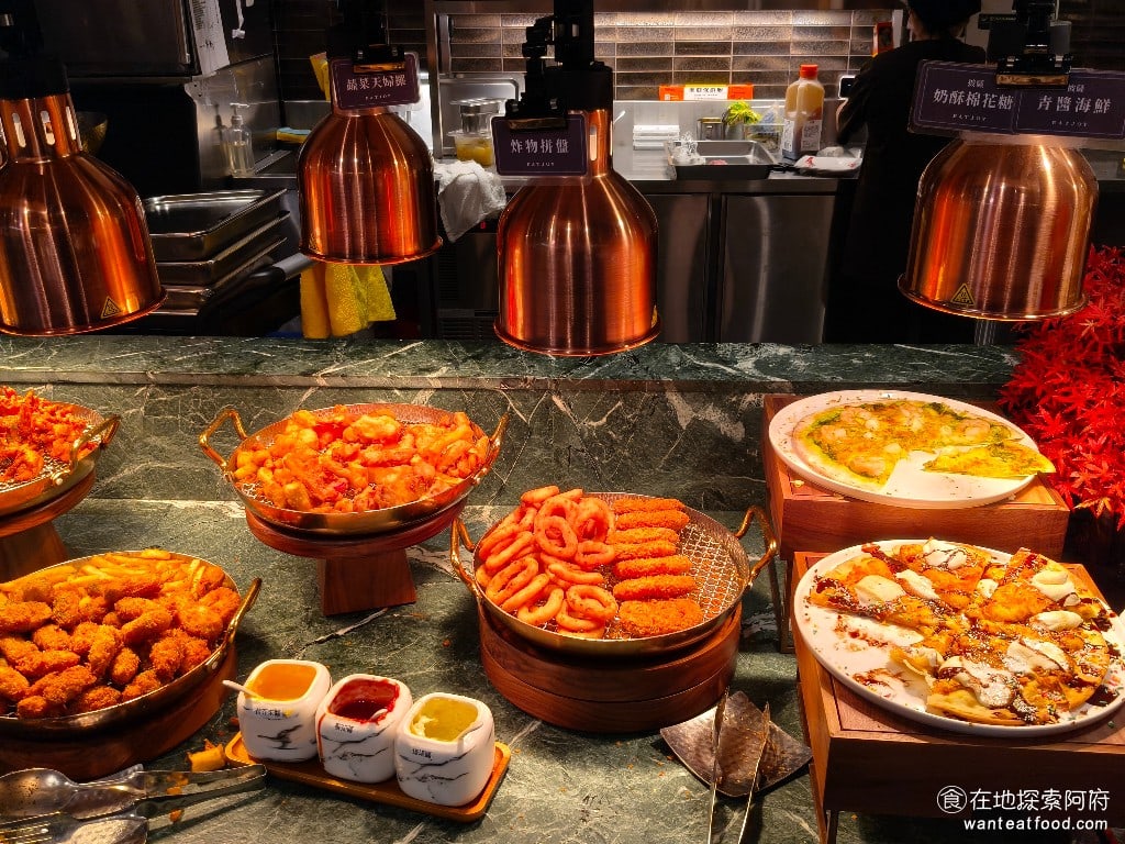 饗麻饗辣PLUS,LALAPORT南港店,饗麻饗辣PLUS,LALAPORT南港店菜單,饗麻饗辣PLUS,LALAPORT南港店價格,南港區美食,南港美食,南港軟體園區美食,燒肉料理,火鍋,自助ㄅ,自助吧,自助吧 熟食區 為了避免食物冷掉，熟食區的每一樣食物都被打上了紅色的光，老實說這樣子看不太清楚，會有一種不想拿的感覺。 @在地探索的阿府美食世界