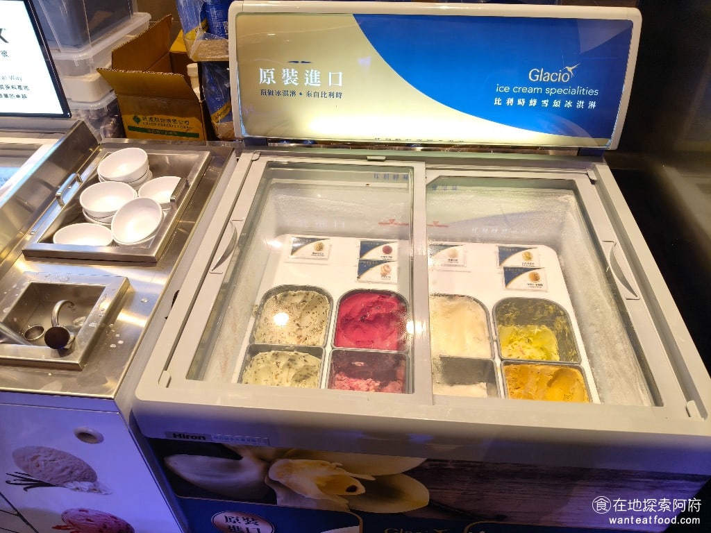 饗麻饗辣PLUS,LALAPORT南港店,饗麻饗辣PLUS,LALAPORT南港店菜單,饗麻饗辣PLUS,LALAPORT南港店價格,南港區美食,南港美食,南港軟體園區美食,燒肉料理,火鍋,自助ㄅ,自助吧,自助吧 比利時風雪頌口味冰淇淋 冰品區的種類也很多，光是冰淇淋就有三個品牌，除了冰淇淋以外，還有雪糕可以吃。口味有：香蕉、奇異果、榛果、牛奶糖、檸檬雪酪、黑醋梨、香草、薄荷、巧克力。 @在地探索的阿府美食世界