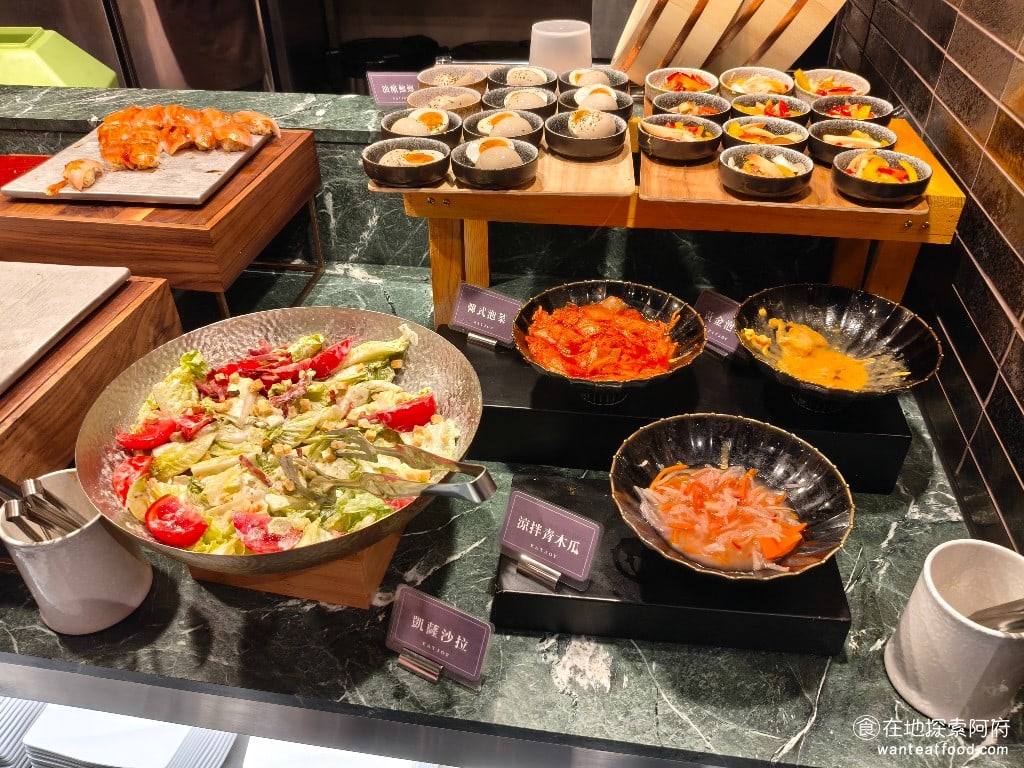 饗麻饗辣PLUS,LALAPORT南港店,饗麻饗辣PLUS,LALAPORT南港店菜單,饗麻饗辣PLUS,LALAPORT南港店價格,南港區美食,南港美食,南港軟體園區美食,燒肉料理,火鍋,自助ㄅ,自助吧,自助吧 凱薩沙拉、涼拌青木瓜、黃金泡菜、韓式泡菜。 @在地探索的阿府美食世界