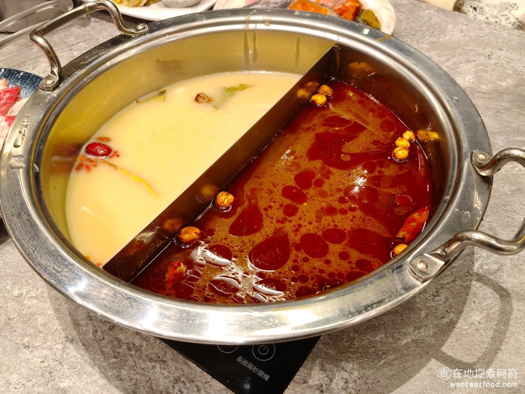饗麻饗辣PLUS,LALAPORT南港店,饗麻饗辣PLUS,LALAPORT南港店菜單,饗麻饗辣PLUS,LALAPORT南港店價格,南港區美食,南港美食,南港軟體園區美食,燒肉料理,火鍋,自助ㄅ,自助吧,自助吧 店家有提供五種湯頭可以選擇，其中的天香麻辣湯是店內的招牌，一定要點。使用20種溫和的中藥材，搭配牛骨、香料和豆瓣醬、麻辣醬，經過小火長時間的熬煮，讓湯頭的味道層次感非常豐富。個人覺得一點都不辣，連小孩都能接受。 @在地探索的阿府美食世界
