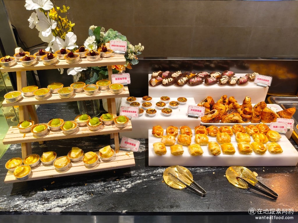 饗麻饗辣PLUS,LALAPORT南港店,饗麻饗辣PLUS,LALAPORT南港店菜單,饗麻饗辣PLUS,LALAPORT南港店價格,南港區美食,南港美食,南港軟體園區美食,燒肉料理,火鍋,自助ㄅ,自助吧,自助吧 點心的種類非常多，店內有他們專屬的烘焙坊，可以現場製作各種精緻的甜點，包含可麗露、馬卡龍、巴斯克蛋糕、鳳梨檸檬塔、巧克力櫻桃塔，讓《饗麻饗辣 lalaport南港店》的蛋糕吃起來口感都非常的新鮮。 @在地探索的阿府美食世界